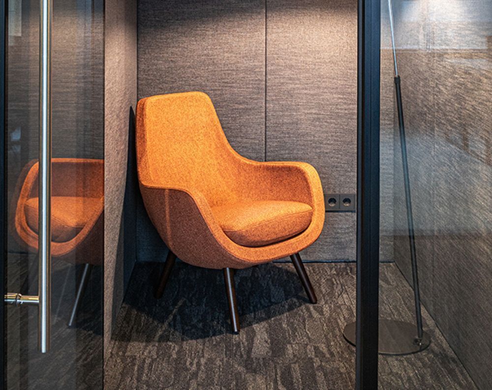 Кресло на деревянных опорах